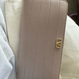 Brand new Valentino wallet, never used.